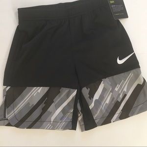 🔹NWT Nike training Shorts 7 / L
